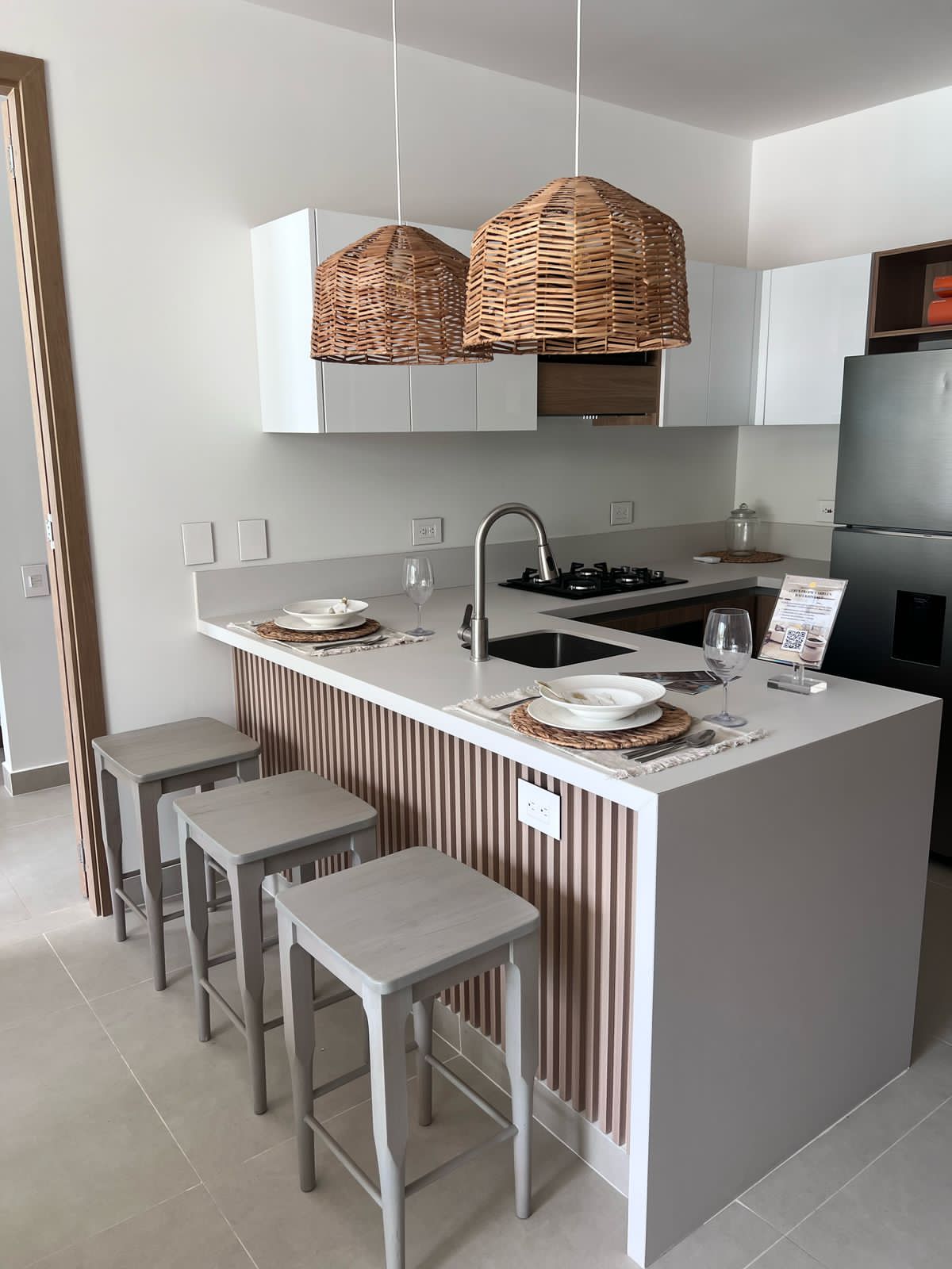 Apartamento completo dotado por Reddy con sala y comedor integrados