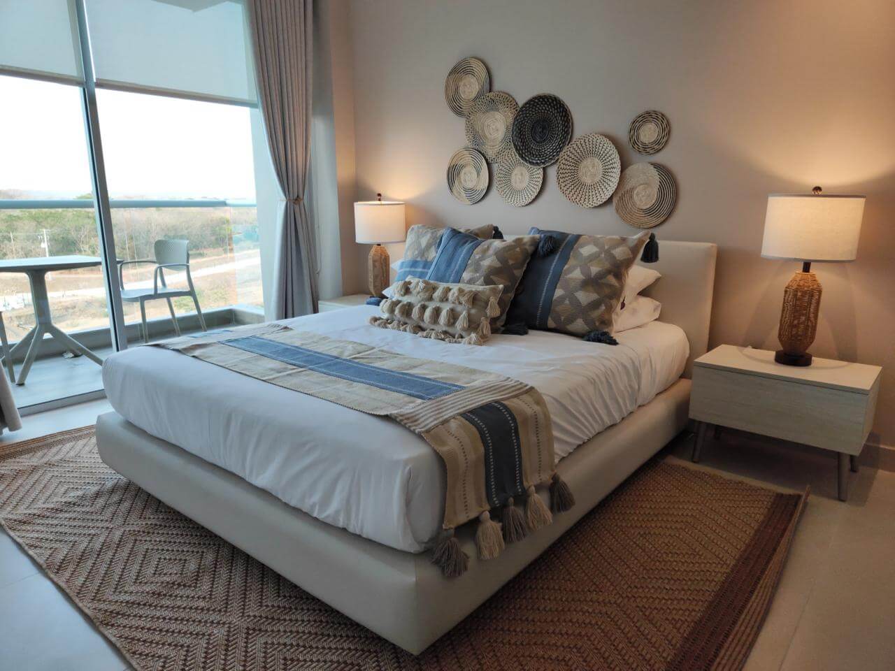 Habitación principal con cama king en tono Chalk, dotada por Reddy