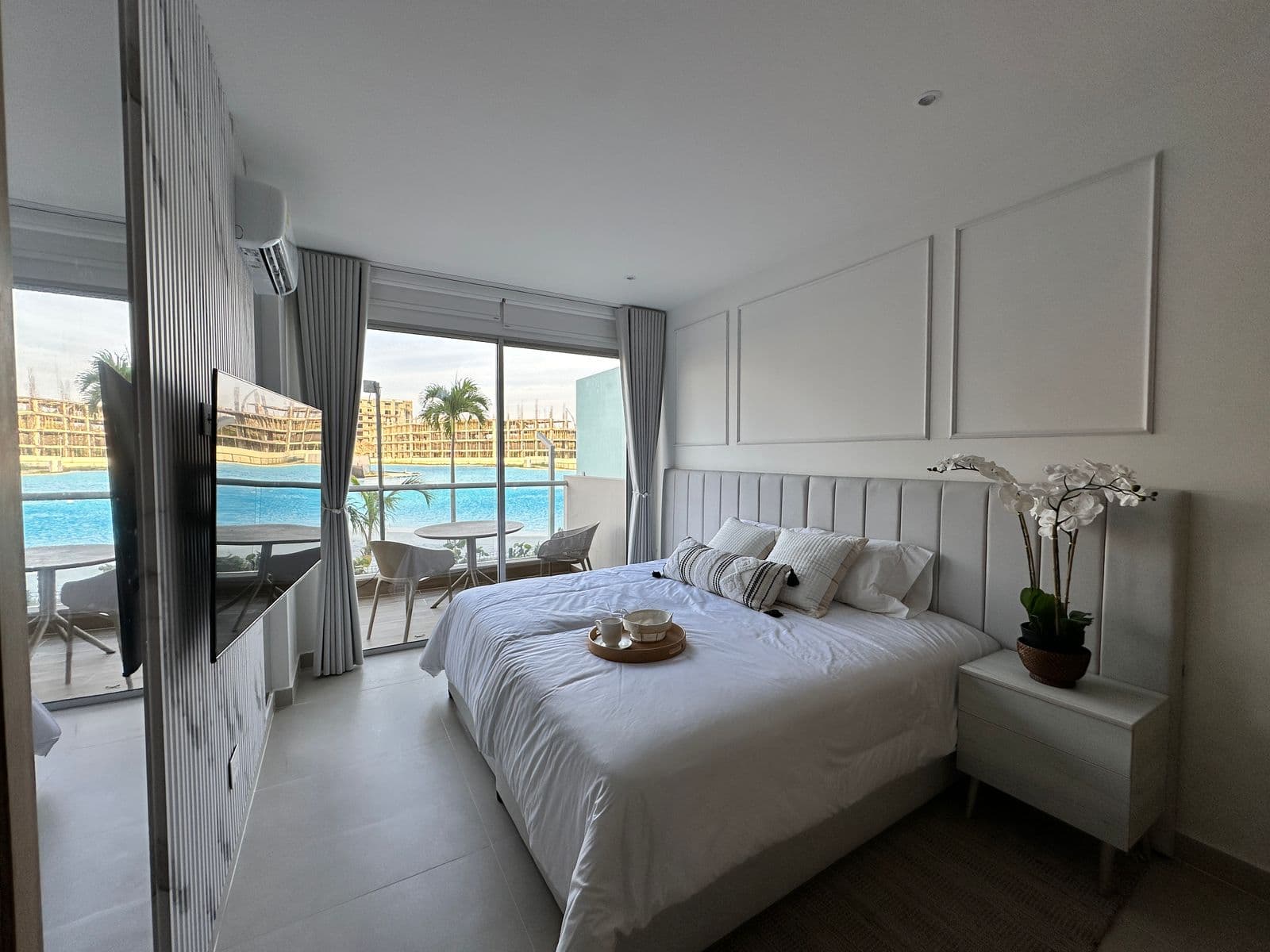 Habitación principal con vista a piscina en apartamento dotado por Reddy en Cartagena