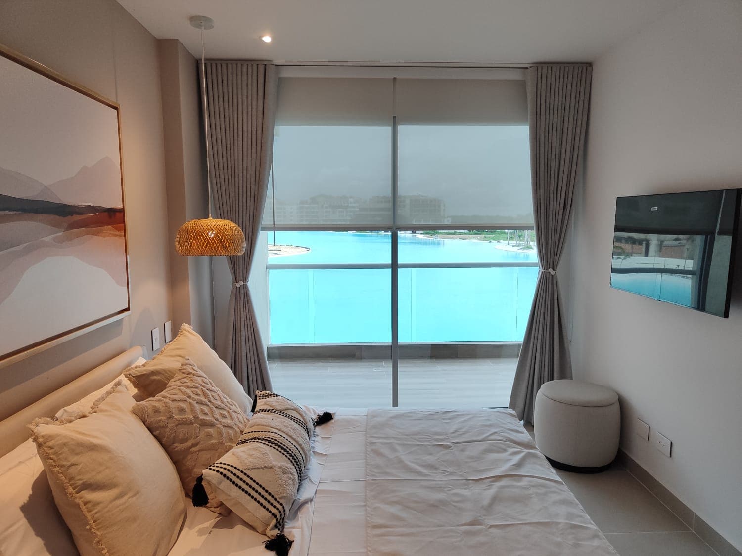 Sala con vista a piscina en apartamento dotado por Reddy