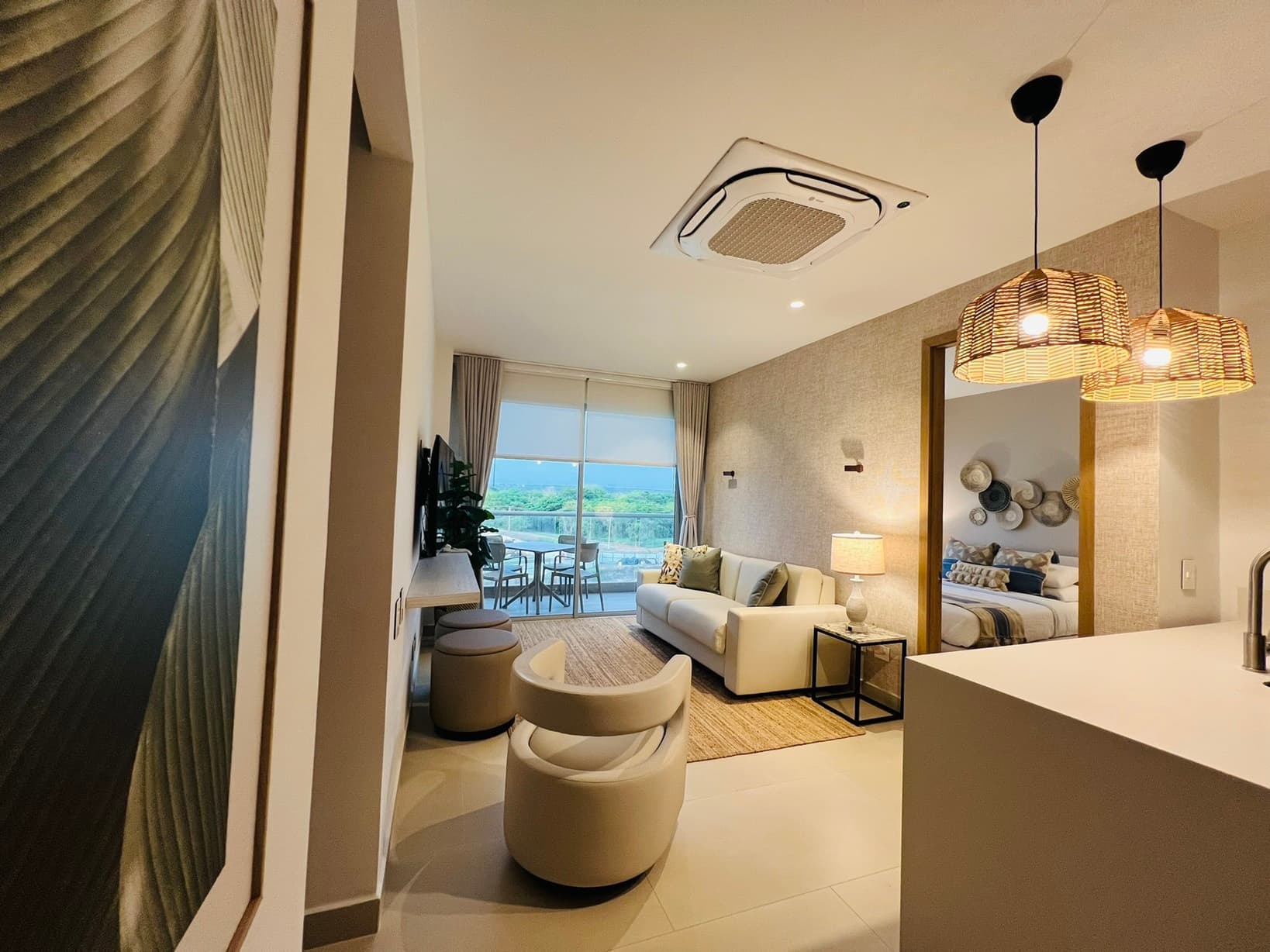 Sala dotada por Reddy en Baia Kristal, vista a través del ojo de cerradura de la marca