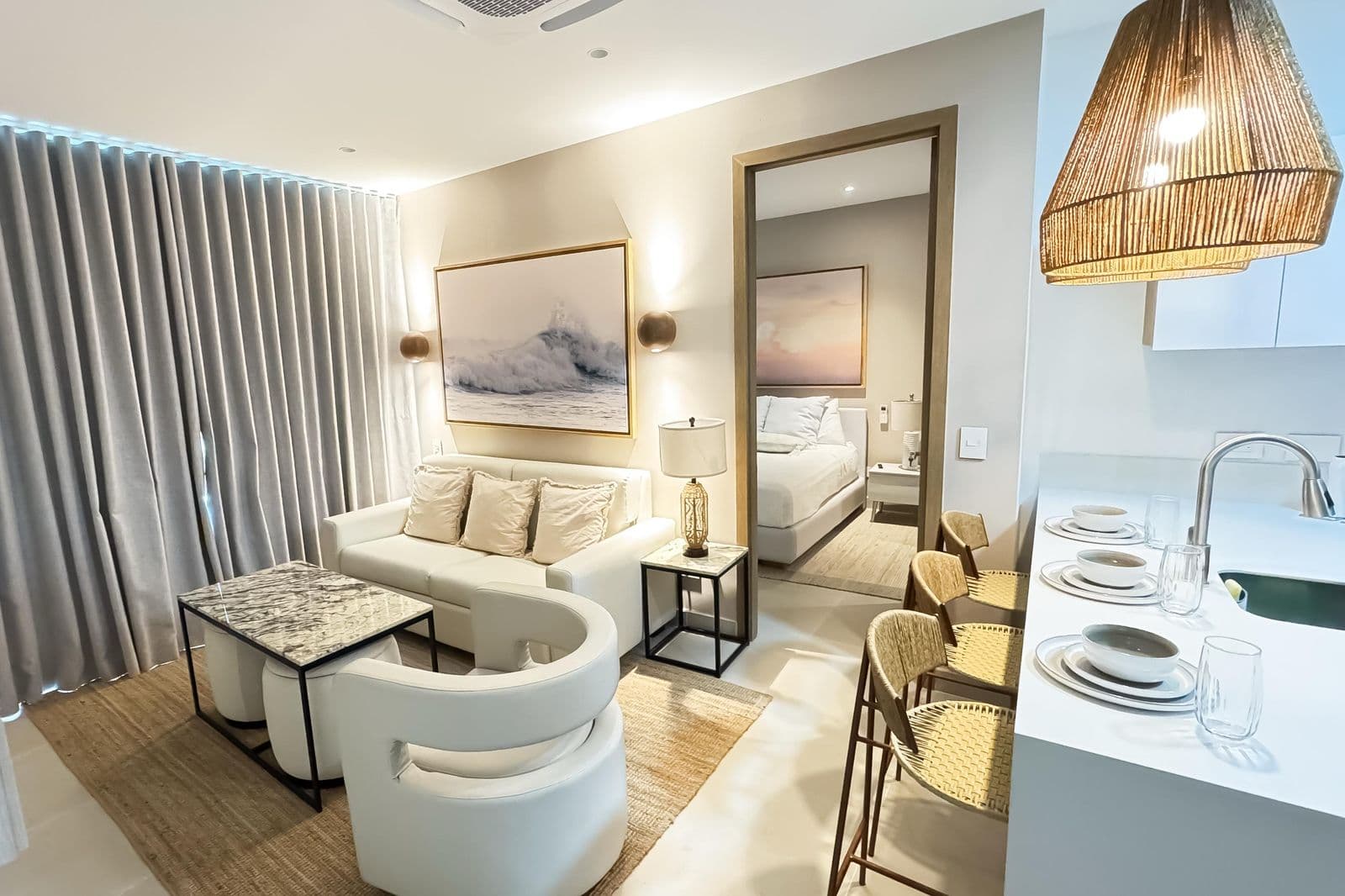 Sala con sofá blanco y muebles a medida instalados por Reddy en Cartagena