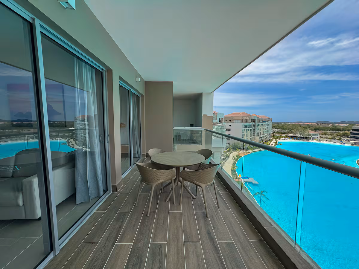 Terraza amoblada por Reddy con mesa y sillas y vista a la laguna, en Cartagena